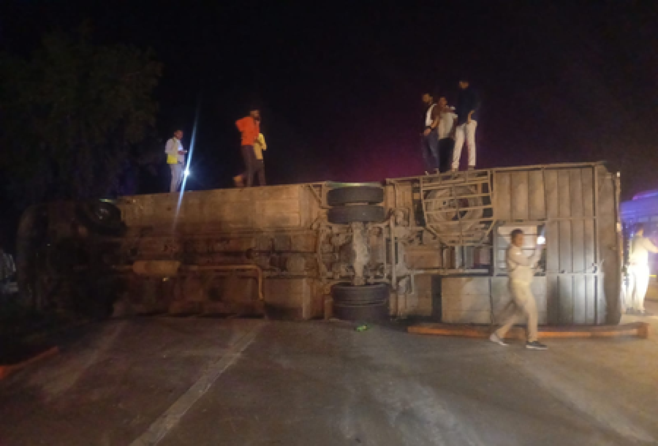 मथुरा: अनियंत्रित डबल डेकर बस पलटी, सर्व प्रवासी सुरक्षित
