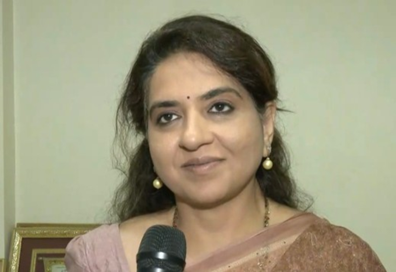 मराठी भाषा अनिवार्य करण्याच्या निर्णयाचे शाइना एनसी यांचे समर्थन