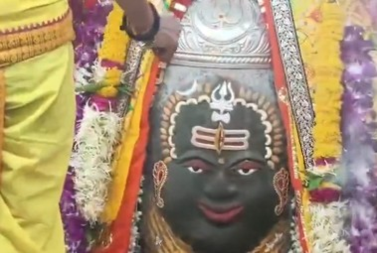 महाकालेश्वर मंदिरात भस्म आरती, भक्तांनी घेतले बाबा चे दर्शन