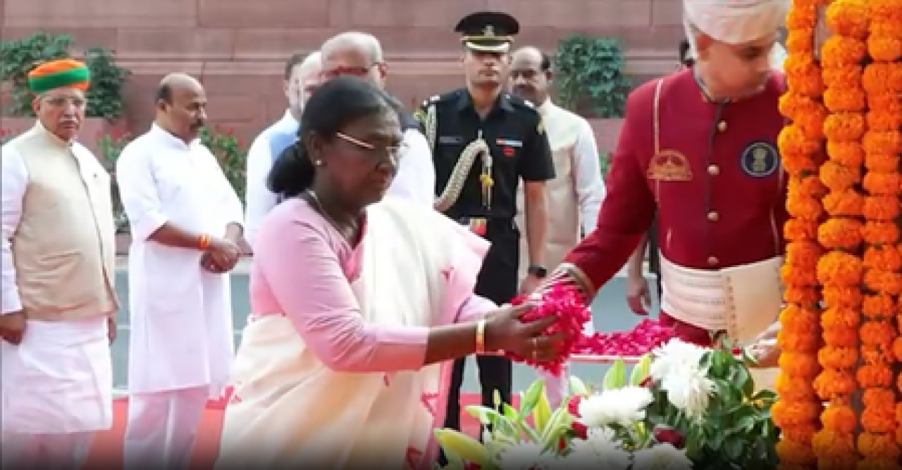 महात्मा फुले यांच्या 200 व्या जयंतीस संसद भवनात श्रद्धांजली महात्मा फुले यांच्या 200 व्या जयंतीस संसद भवनात श्रद्धांजली
