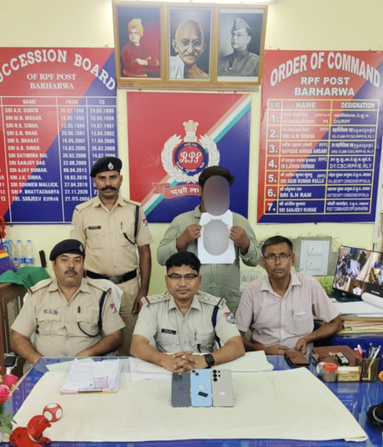 मालदा मंडलात आरपीएफने केले चोर मोबाइल, अवैध शराब आणि पिस्तौलसह अटक