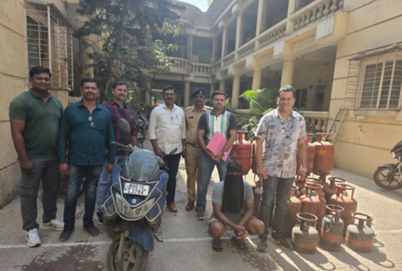 मुंबईत गॅस सिलेंडर चोरी करणाऱ्या गिरोहाचे तीन आरोपी अटक मुंबईत गॅस सिलेंडर चोरी करणाऱ्या गिरोहाचे तीन आरोपी अटक