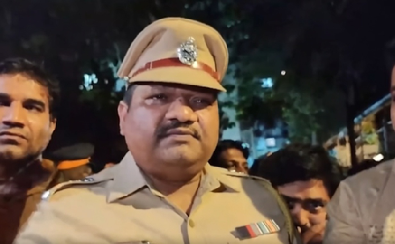 मुंबईतील मालाड पूर्वेत गटांमध्ये हिंसक झडप, पोलिसांचा हलका बल वापर