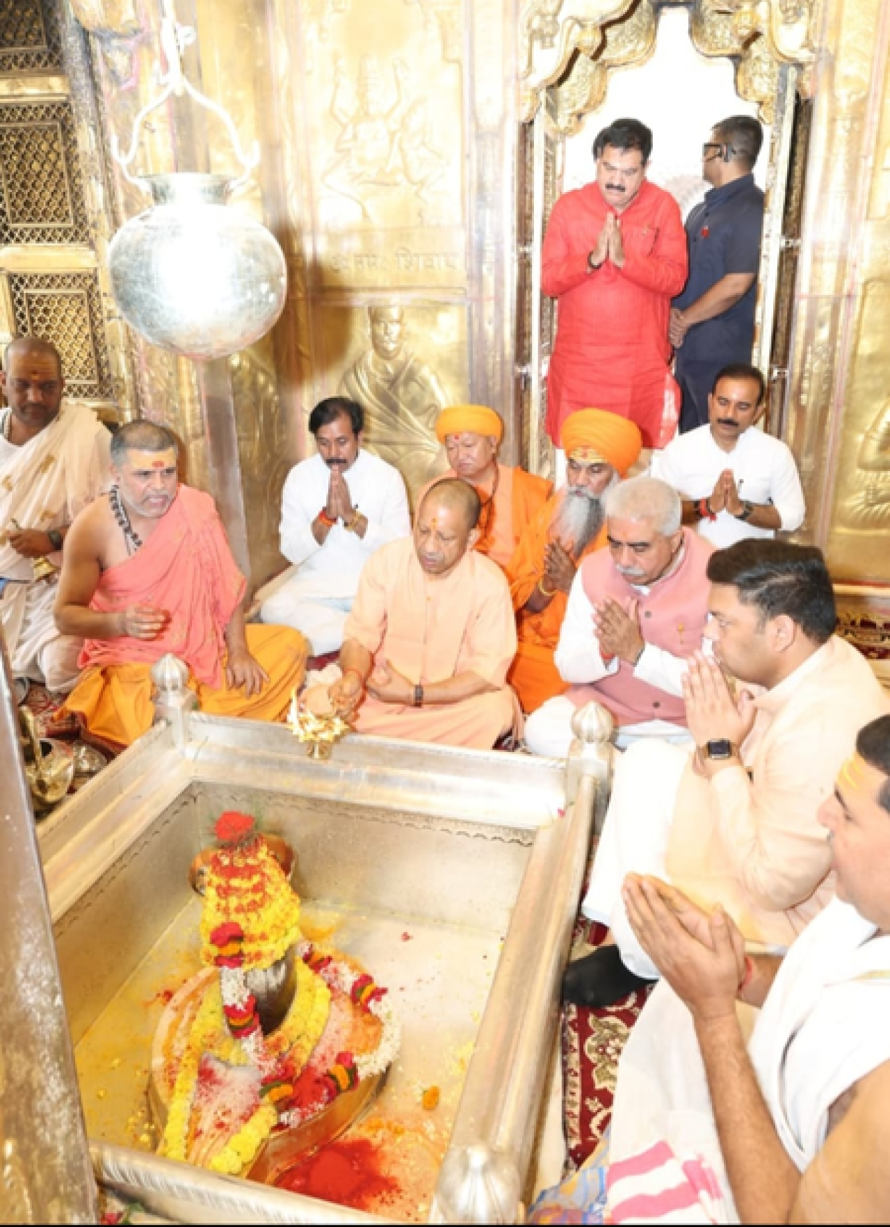 मुख्यमंत्री योगी आदित्यनाथ यांनी काशीमध्ये दर्शन घेतले