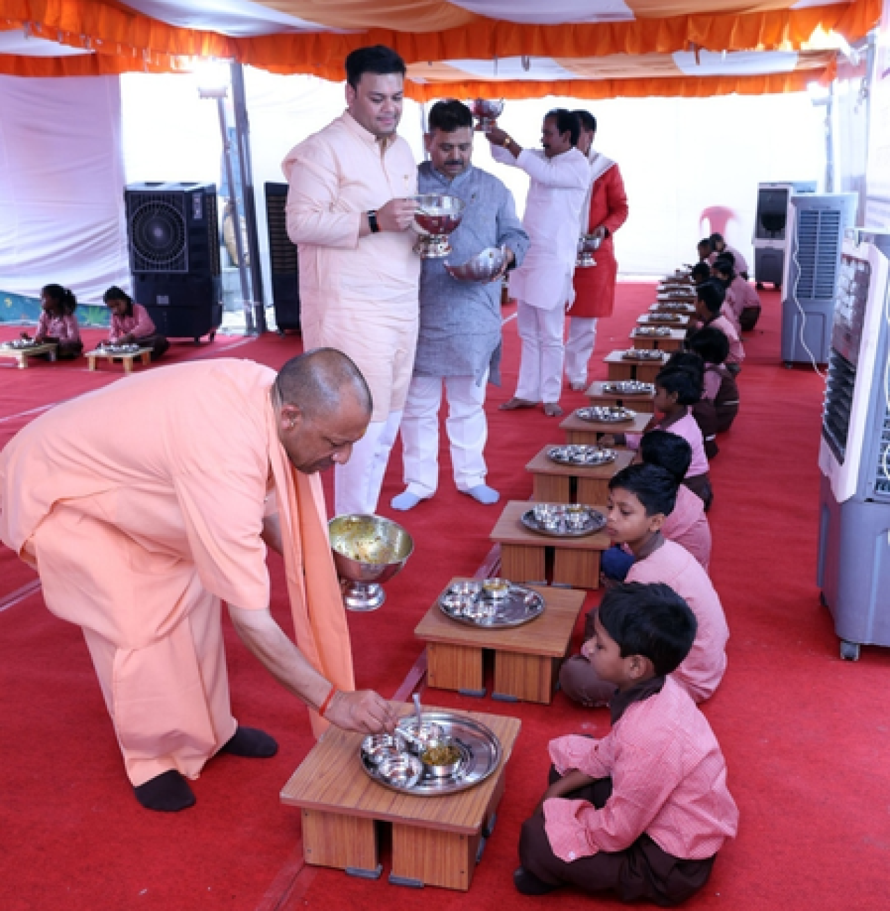 मुख्यमंत्री योगी आदित्यनाथ यांनी शाळेत मिड-डे मील परोसा