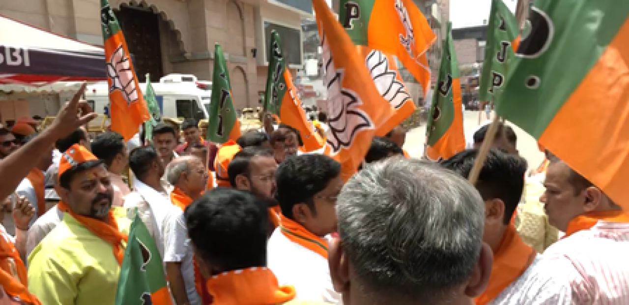 वाराणसी सजली, पीएम मोदीच्या दौऱ्यासाठी तयारी पूर्ण