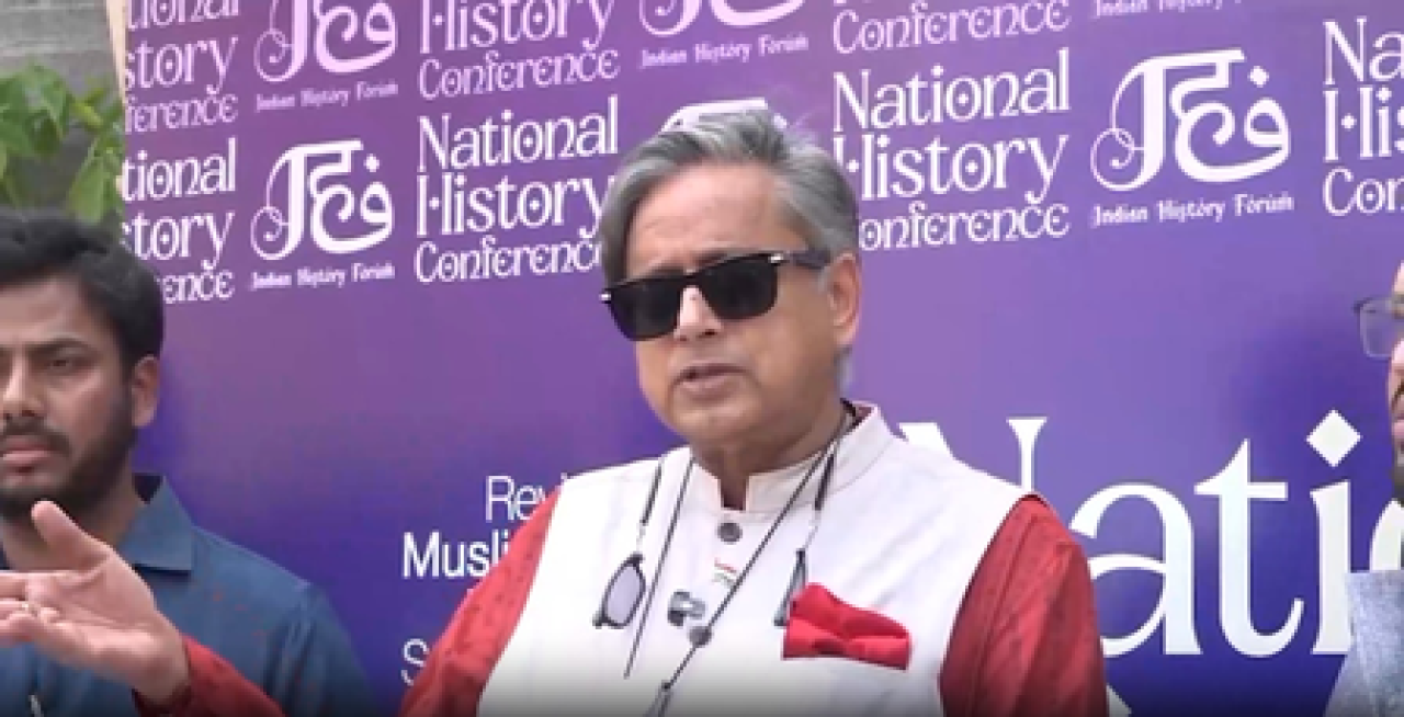 शशि थरूर: ईरान-अमेरिका मध्यस्थतेत पाकिस्तानची भूमिका वेगळी, भारतासाठी शांति आवश्यक शशि थरूर: ईरान-अमेरिका मध्यस्थतेत पाकिस्तानची भूमिका वेगळी, भारतासाठी शांति आवश्यक