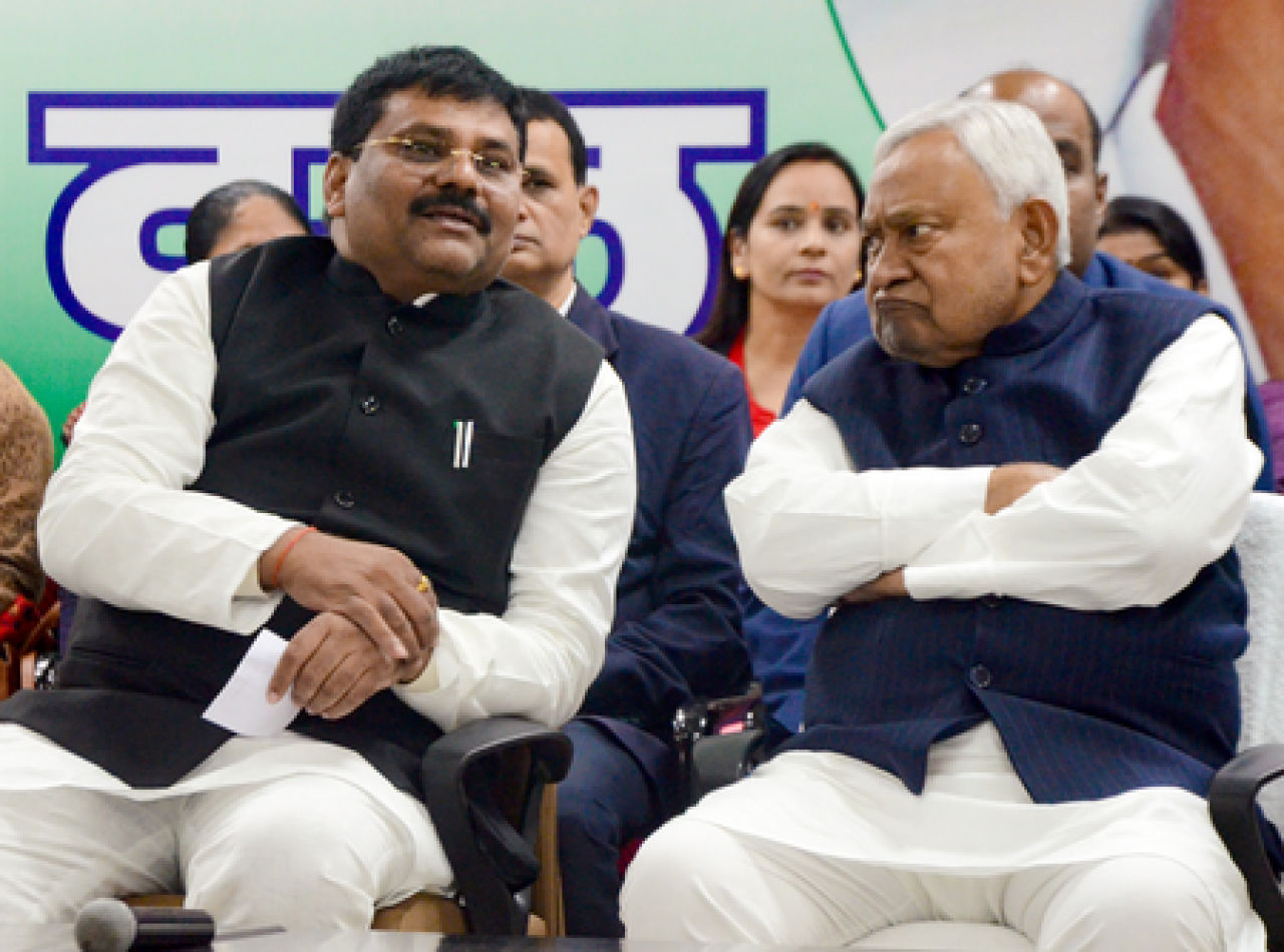 संसद विशेष सत्रात जदयूने जारी केला तीन-लाइनचा व्हिप संसद विशेष सत्रात जदयूने जारी केला तीन-लाइनचा व्हिप