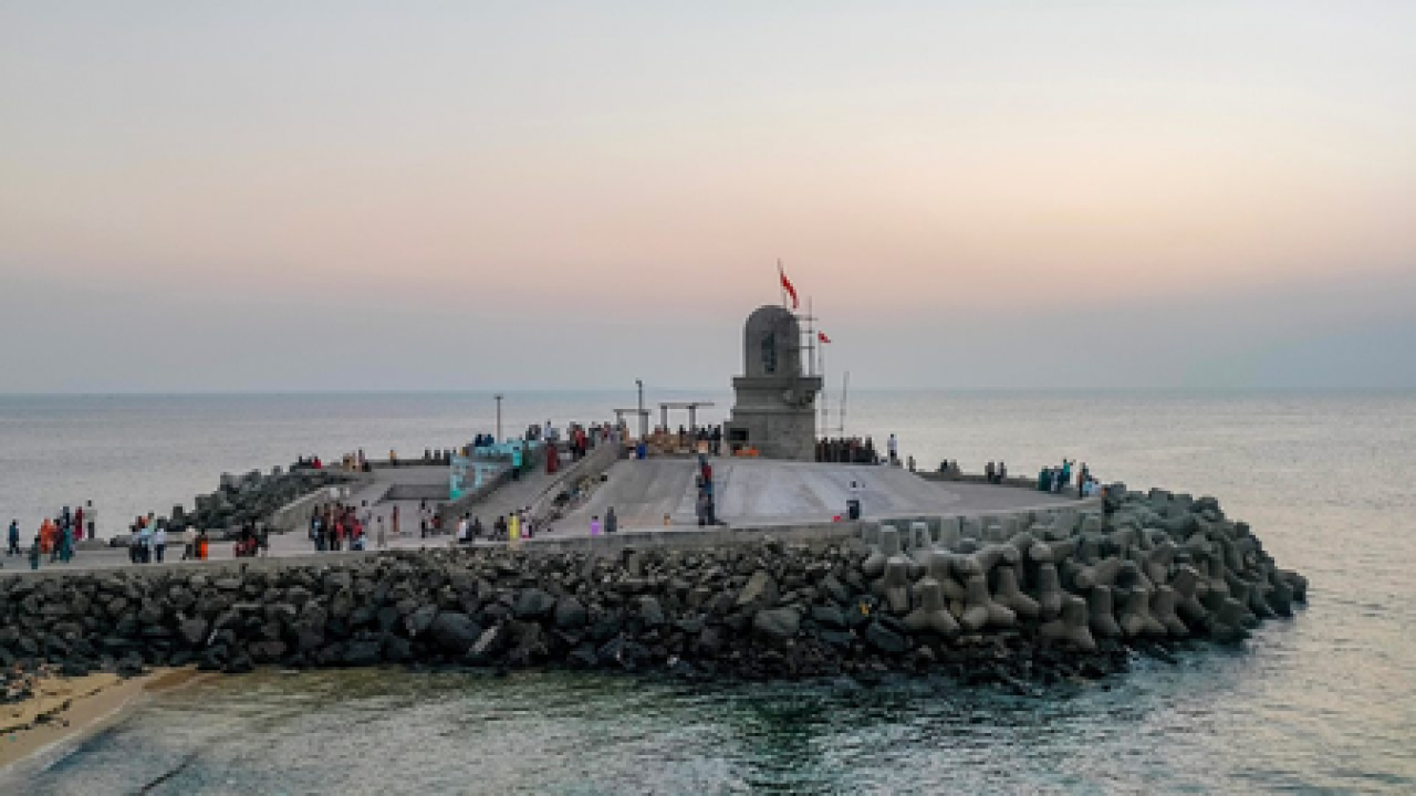 समुद्रात बसा 5000 वर्ष जुना अद्भुत शिवालय