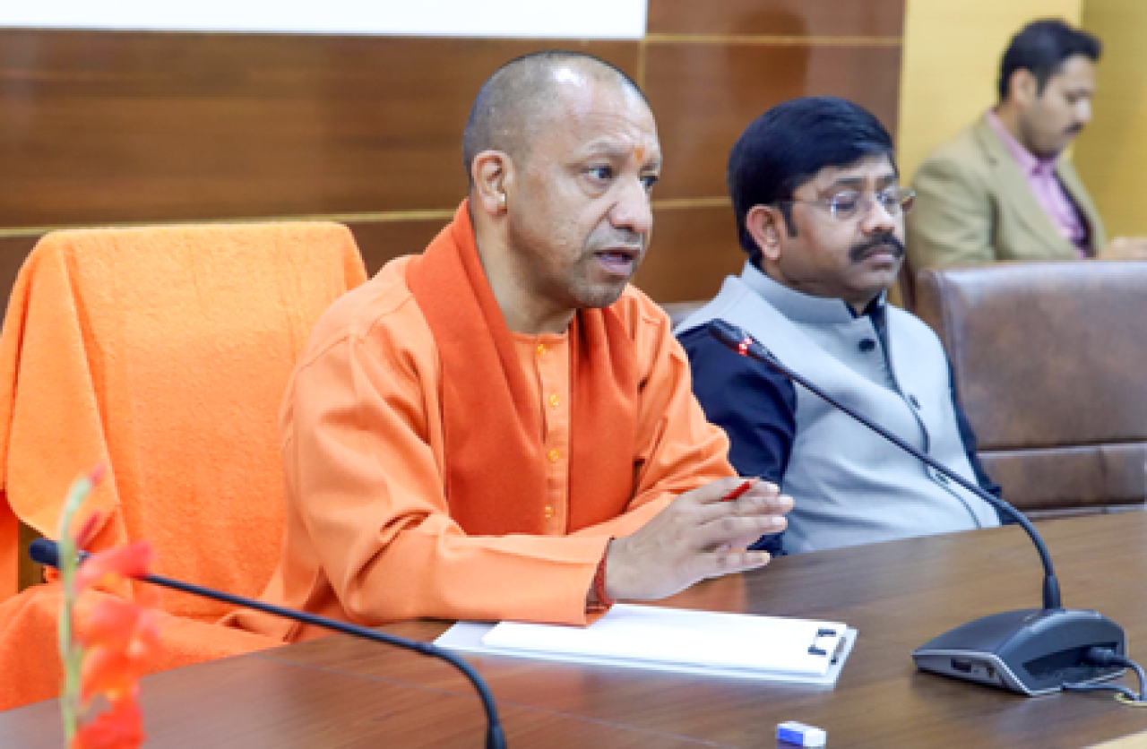 सीएम योगीने एक ट्रिलियन डॉलर अर्थव्यवस्था साधण्यासाठी दिले निर्देश