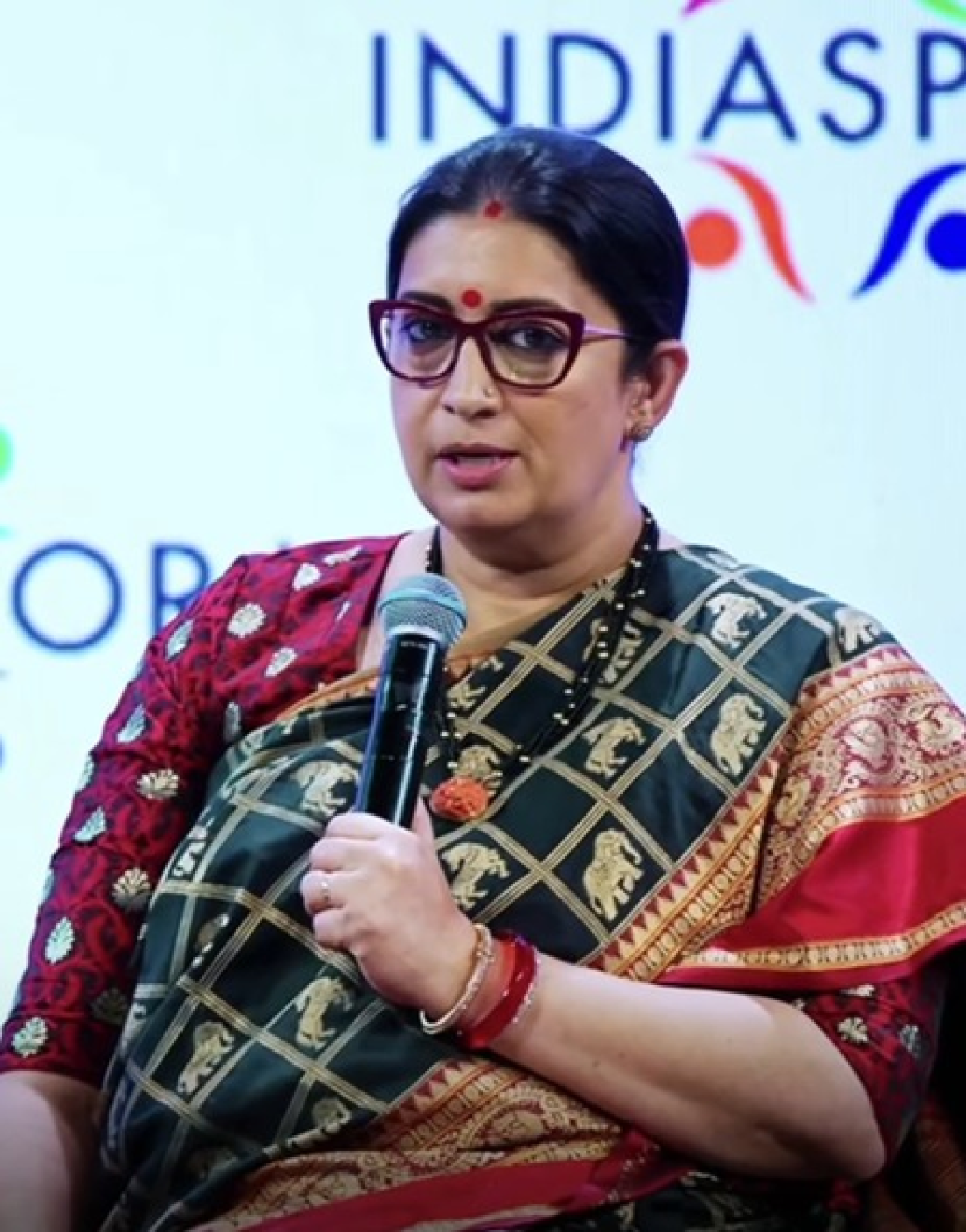 स्मृति ईरानींची प्रवासी भारतीयांना छोटे व्यवसायात गुंतवणूक करण्याची विनंती