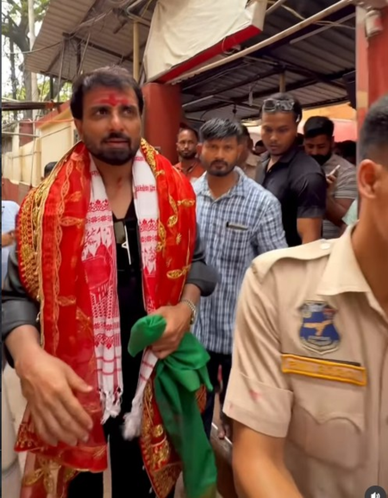 अभिनेता सोनू सूदने कामाख्या देवी मंदिराचे दर्शन घेतले
