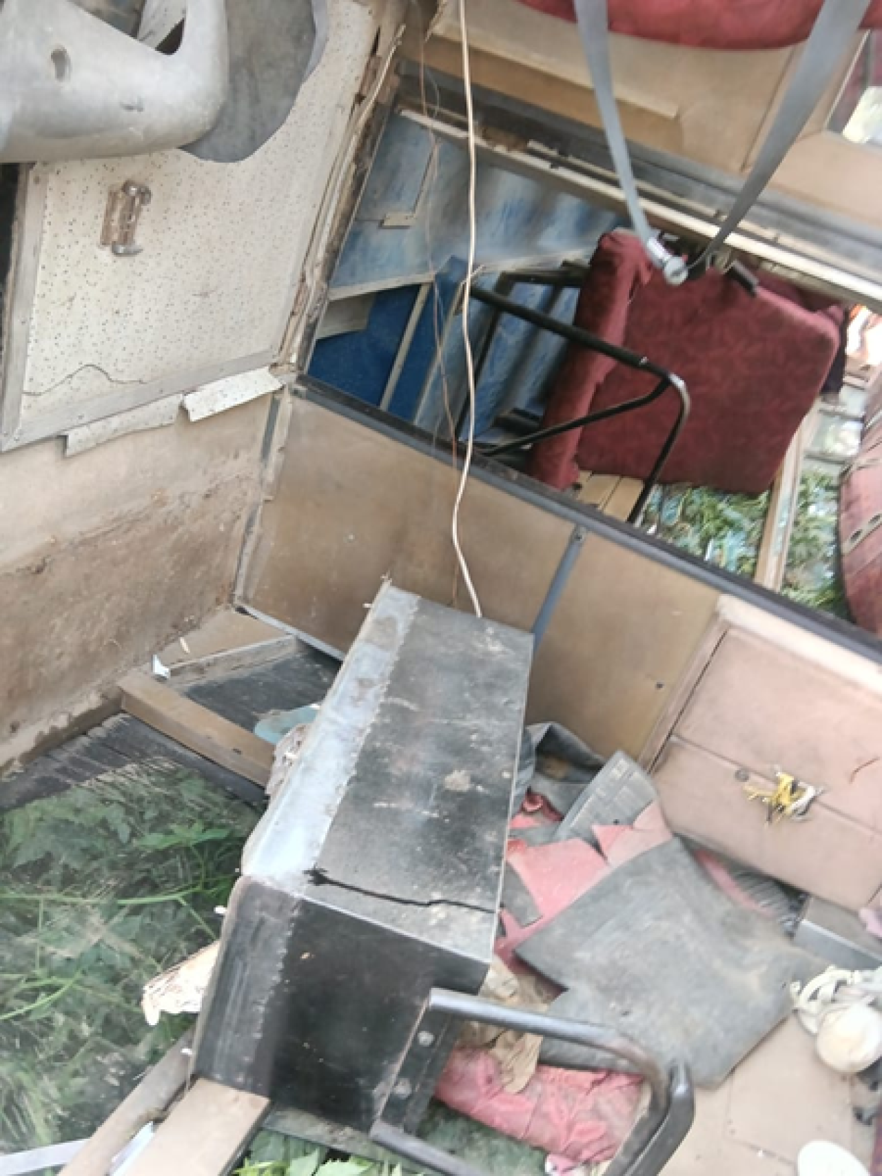 अलीगढ़मध्ये स्कूली बस पलटी, अनेक विद्यार्थी जखमी