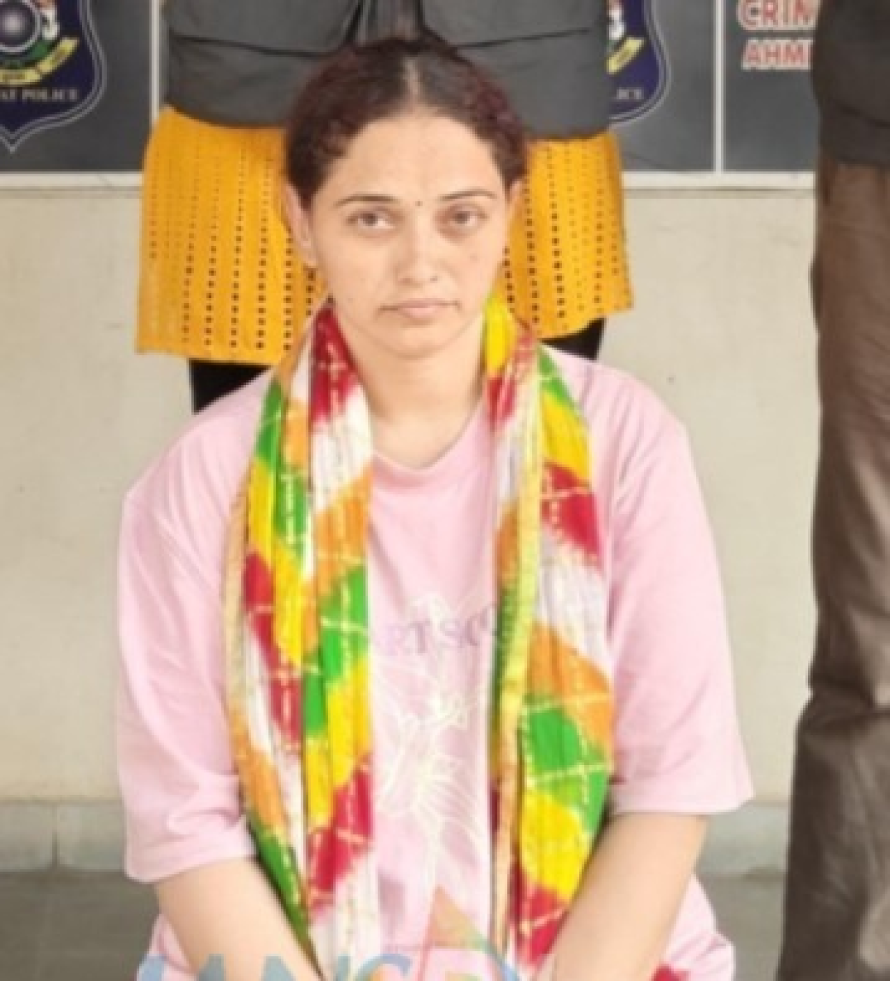 अहमदाबादमध्ये 1.66 कोटींच्या सोने चोरीच्या प्रकरणात महिला कर्मचारी अटकेत अहमदाबादमध्ये 1.66 कोटींच्या सोने चोरीच्या प्रकरणात महिला कर्मचारी अटकेत