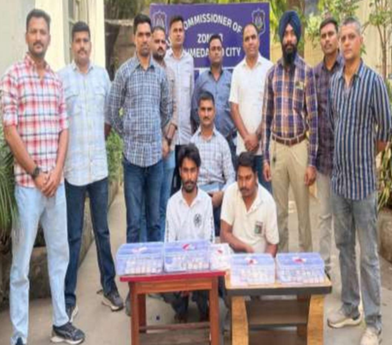 अहमदाबादमध्ये चोरीच्या गहणांसह 80 लाखांची चांदी जप्त, दोन आरोपींना अटक अहमदाबादमध्ये चोरीच्या गहणांसह 80 लाखांची चांदी जप्त, दोन आरोपींना अटक