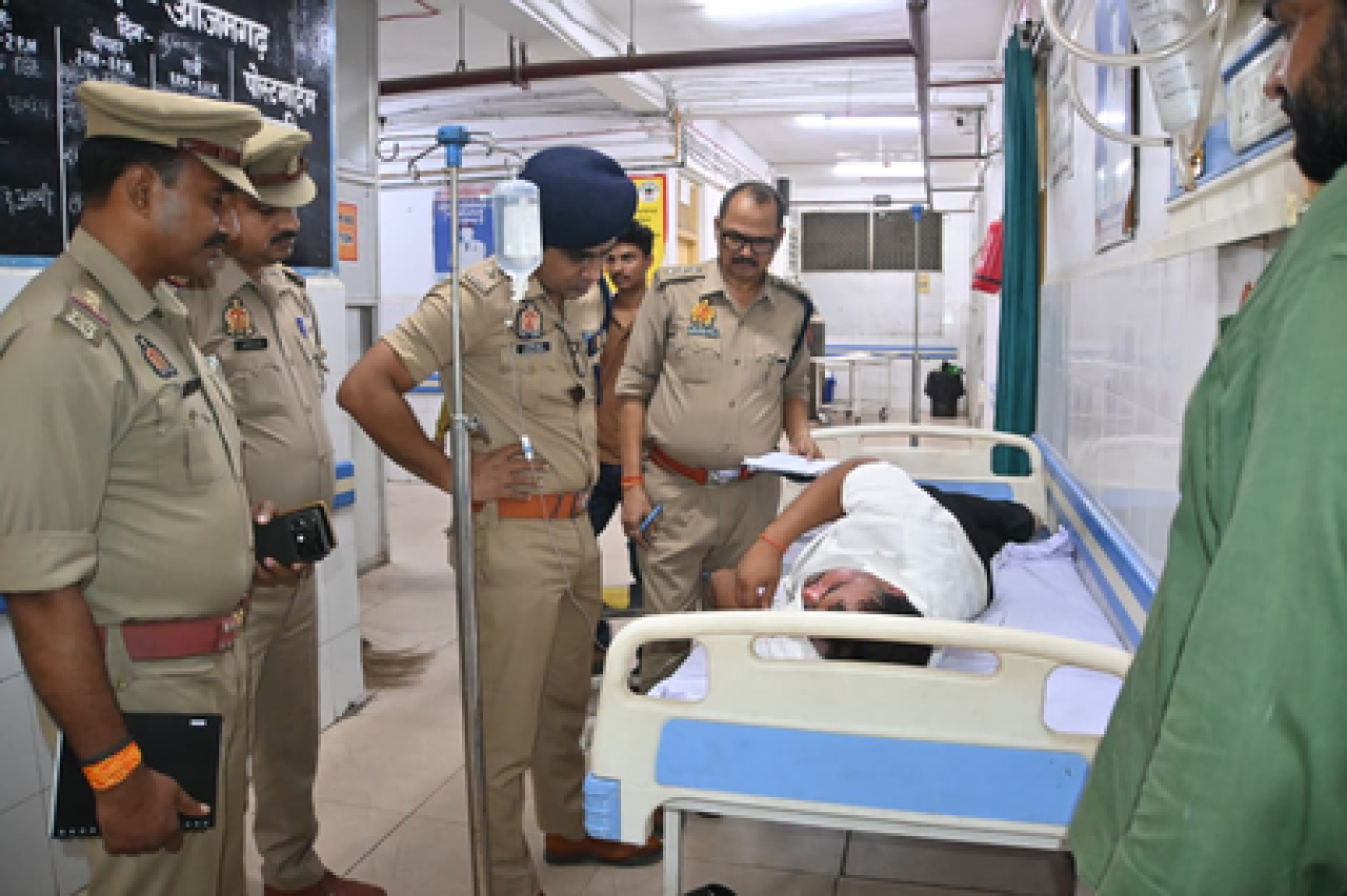 आजमगढ़मध्ये दुचाकीवर बसलेल्या युवकांवर गोळीबार, एकाचा मृत्यू आजमगढ़मध्ये दुचाकीवर बसलेल्या युवकांवर गोळीबार, एकाचा मृत्यू