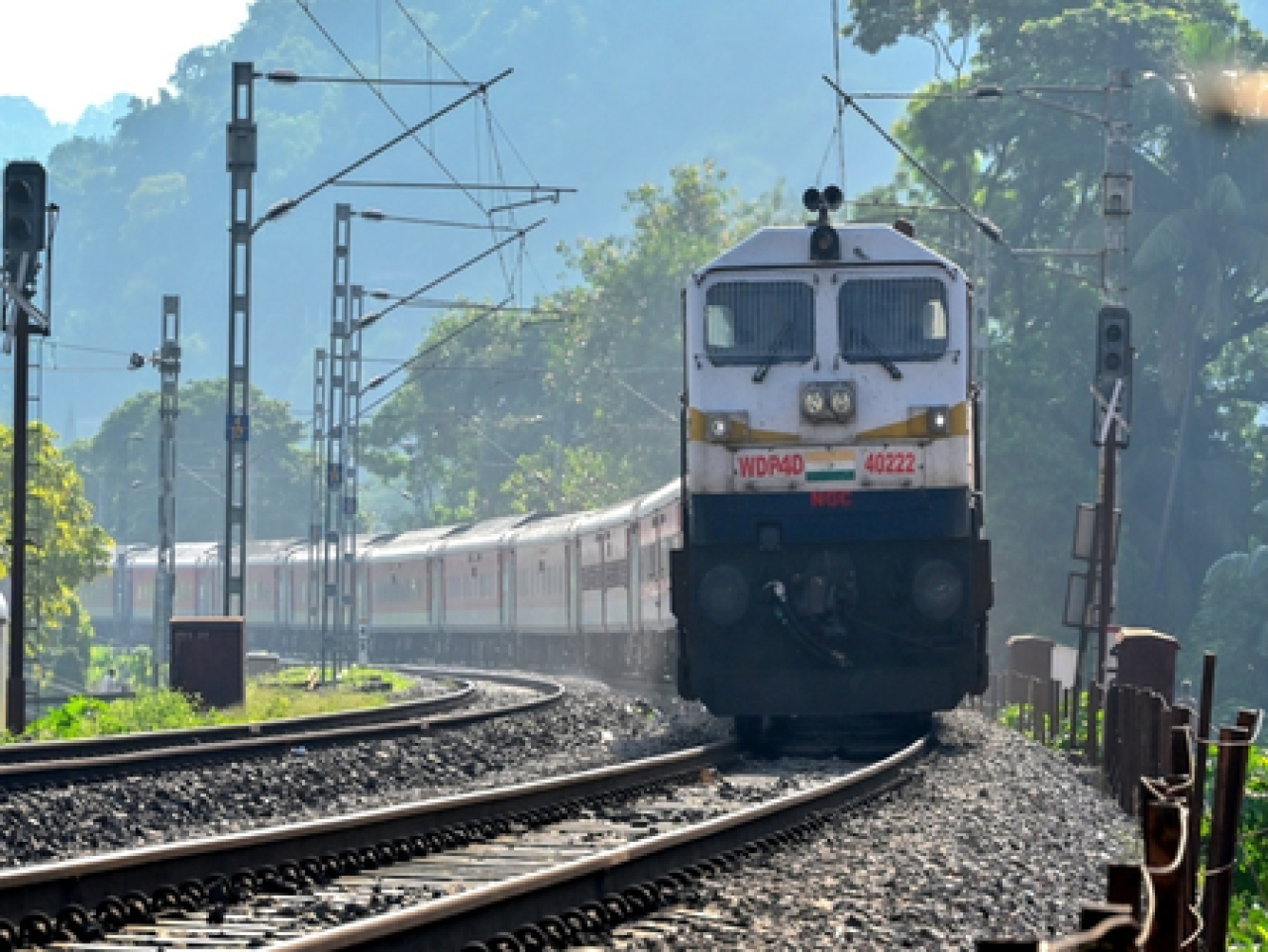 एनएफआरने 80 हून अधिक ट्रेनोंचा वेळ बदलला