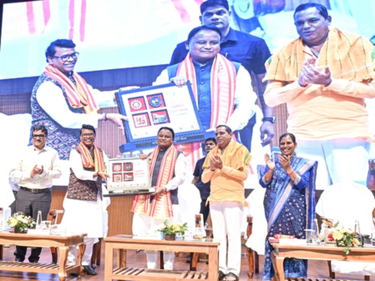 ओडिशा मुख्यमंत्री ने श्रमिकांच्या योगदानाची केली प्रशंसा, वाढवली वेतन