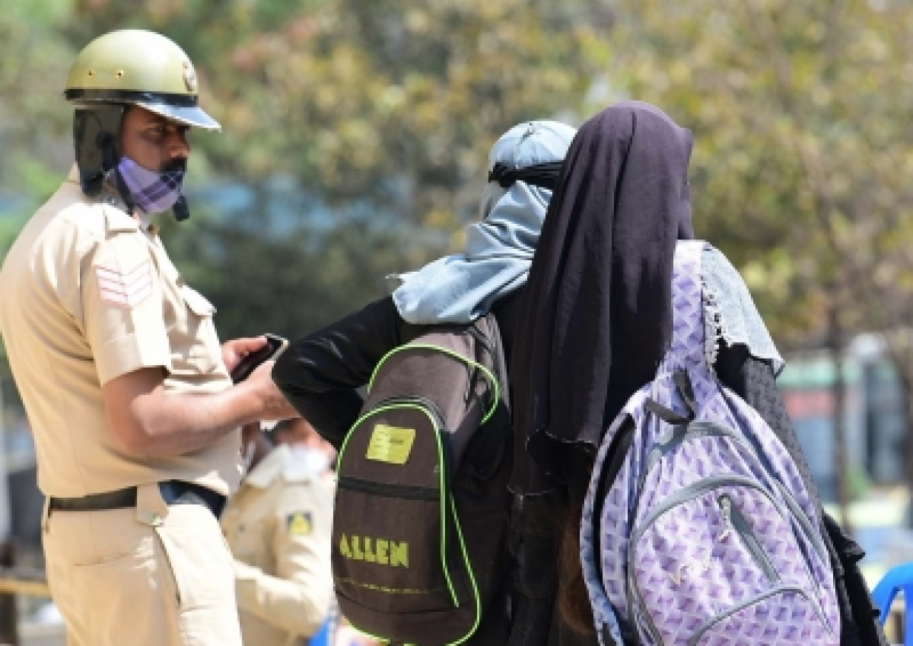 कर्नाटक सरकारने शाळा युनिफॉर्म संदर्भातील आदेश परत घेतला