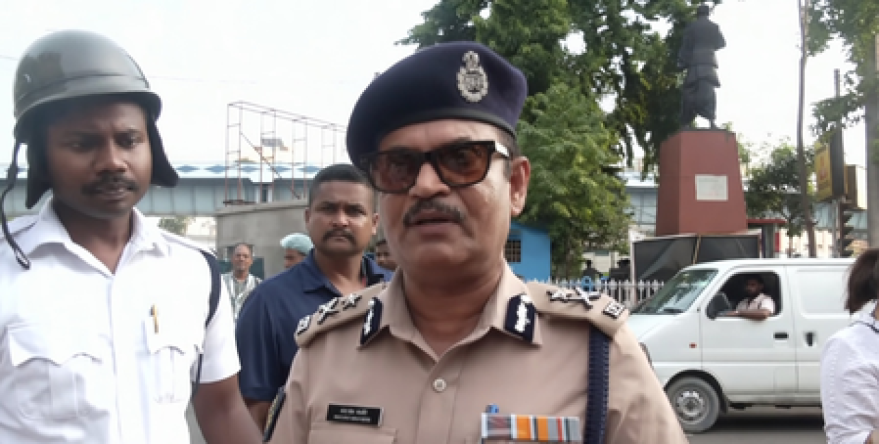 कोलकाता मध्ये बुलडोजर कारवाईच्या विरोधात प्रदर्शन, तीन पोलिस जखमी कोलकाता मध्ये बुलडोजर कारवाईच्या विरोधात प्रदर्शन, तीन पोलिस जखमी