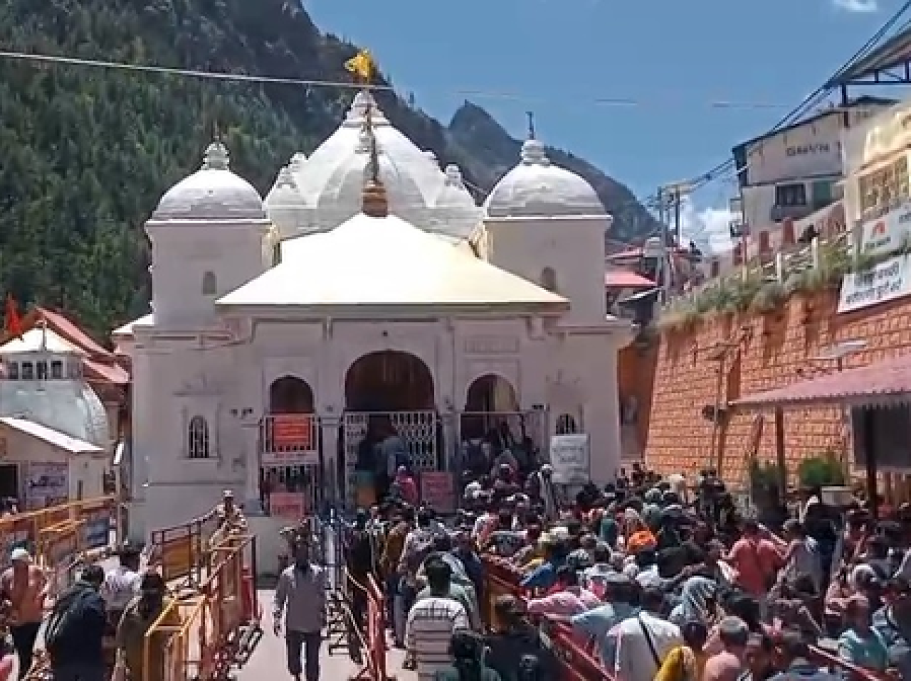 गंगोत्री आणि यमुनोत्री धाममध्ये श्रद्धालूंची मोठी गर्दी, यात्रा उत्साहात