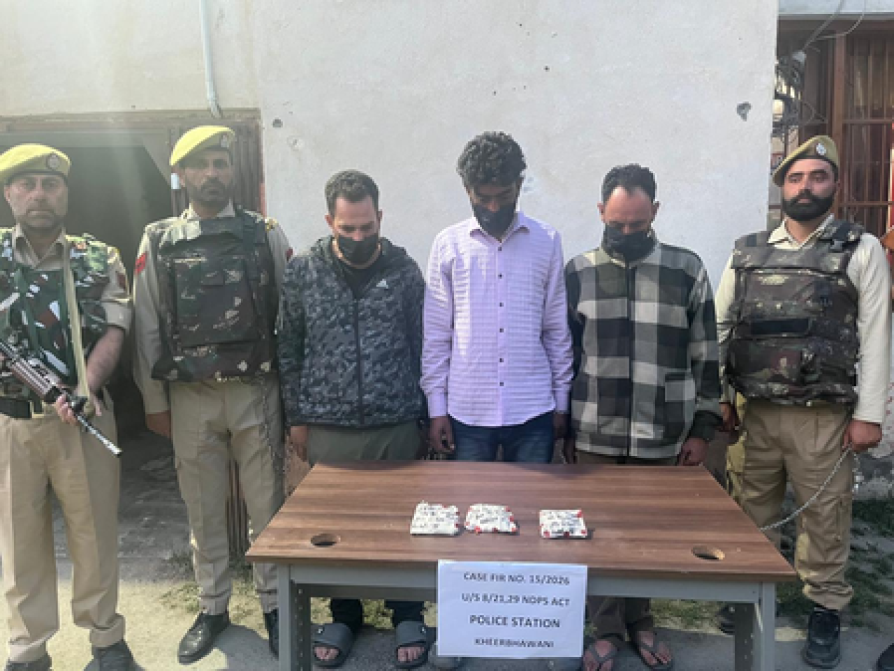 गांदरबलमध्ये गांजा तस्करीविरोधात मोठी कारवाई, तीन तस्कर अटकेत गांदरबलमध्ये गांजा तस्करीविरोधात मोठी कारवाई, तीन तस्कर अटकेत
