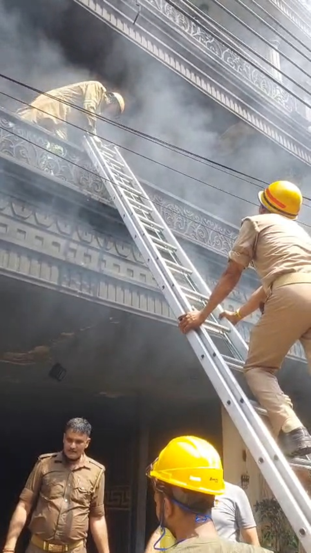 गाजियाबादमध्ये रिहायशी घरात भीषण आग, 9 जणांचे रेस्क्यू गाजियाबादमध्ये रिहायशी घरात भीषण आग, 9 जणांचे रेस्क्यू