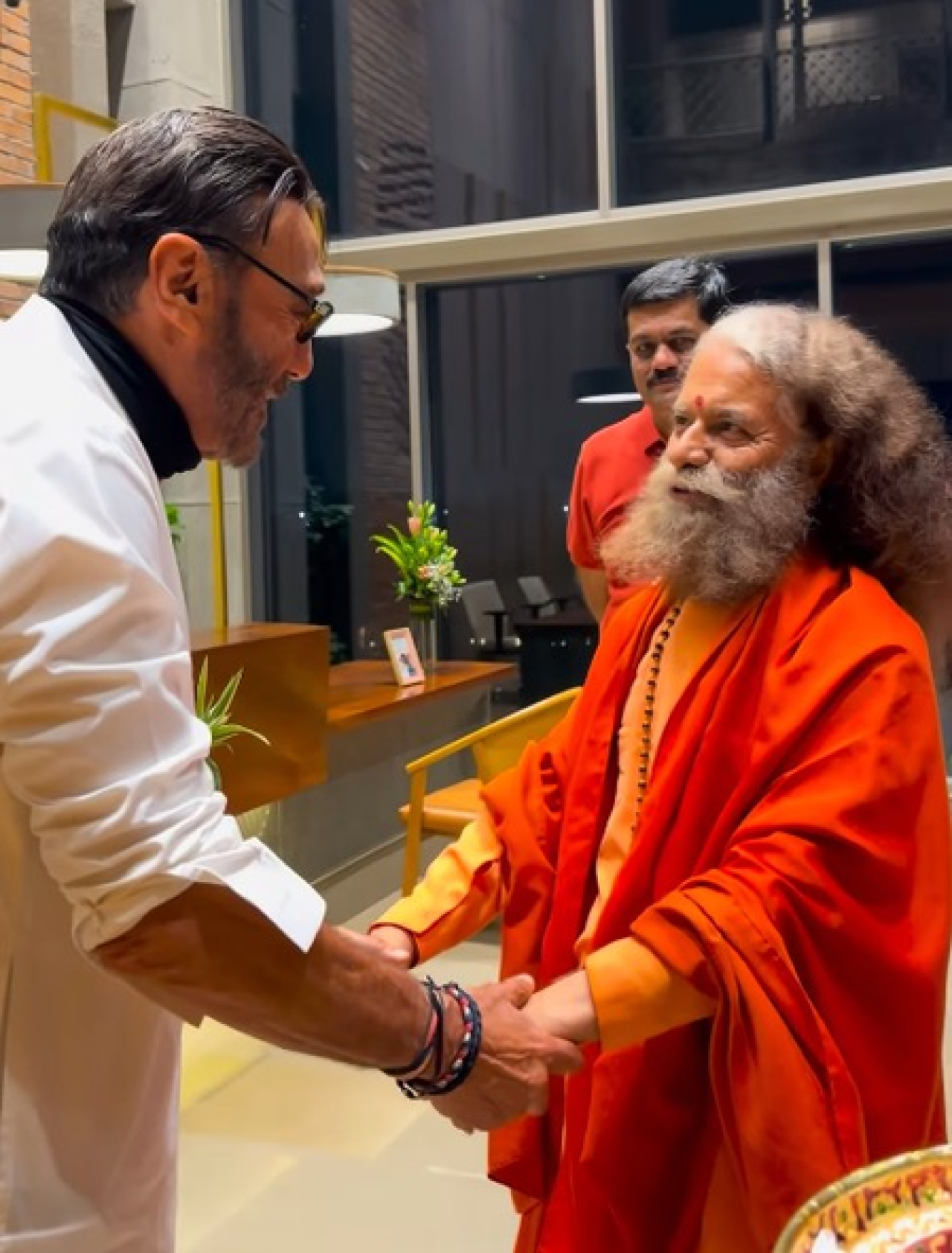 जैकी श्रॉफने ऋषिकेशच्या परमार्थ निकेतनमध्ये घेतला आशीर्वाद