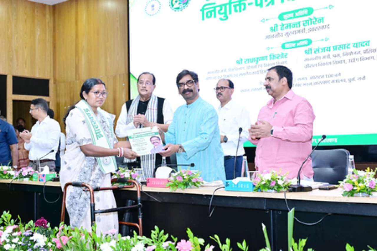 झारखंडच्या सीएम हेमंत सोरेनने ३१९ शिक्षकांना नियुक्ती पत्र दिले