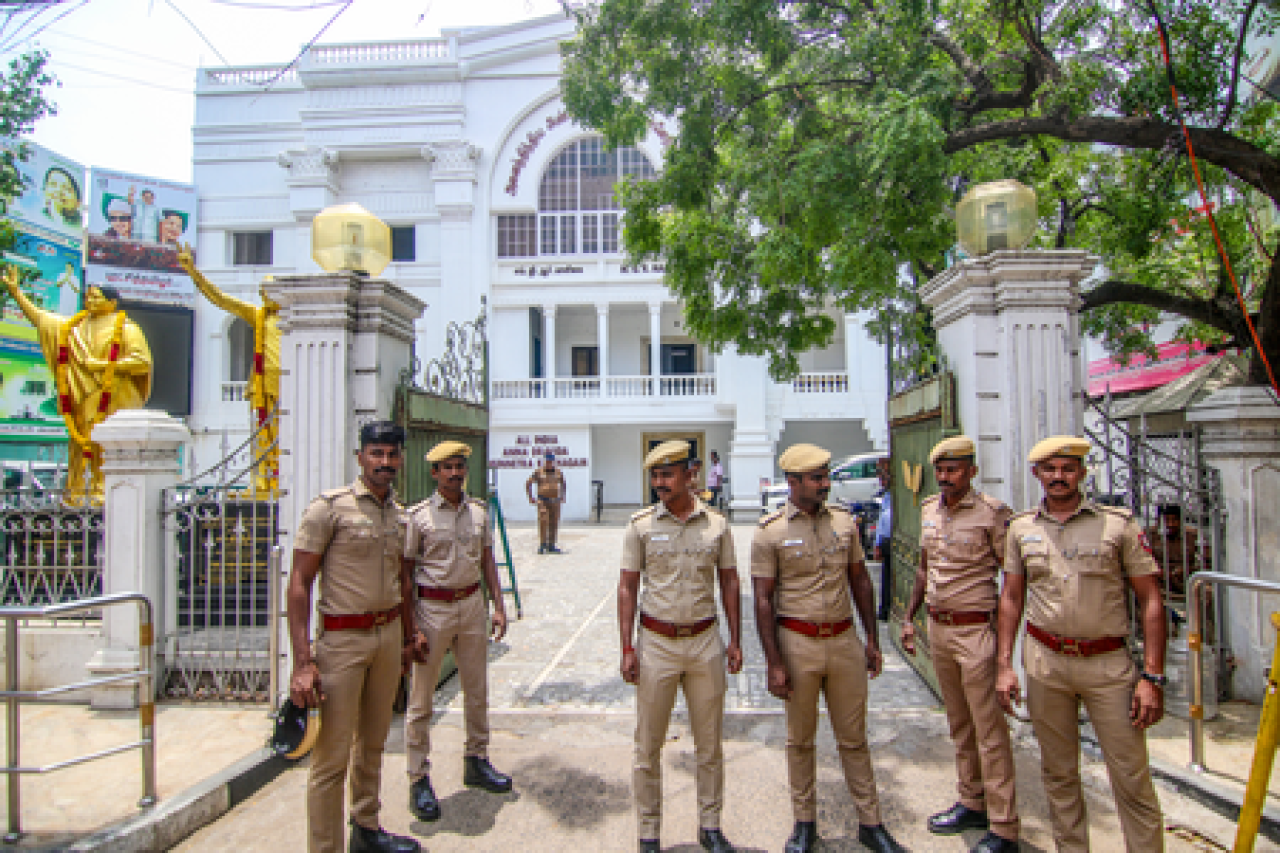 तमिलनाडु: एआईएडीएमकेमध्ये आंतरिक संकट गहरले तमिलनाडु: एआईएडीएमकेमध्ये आंतरिक संकट गहरले