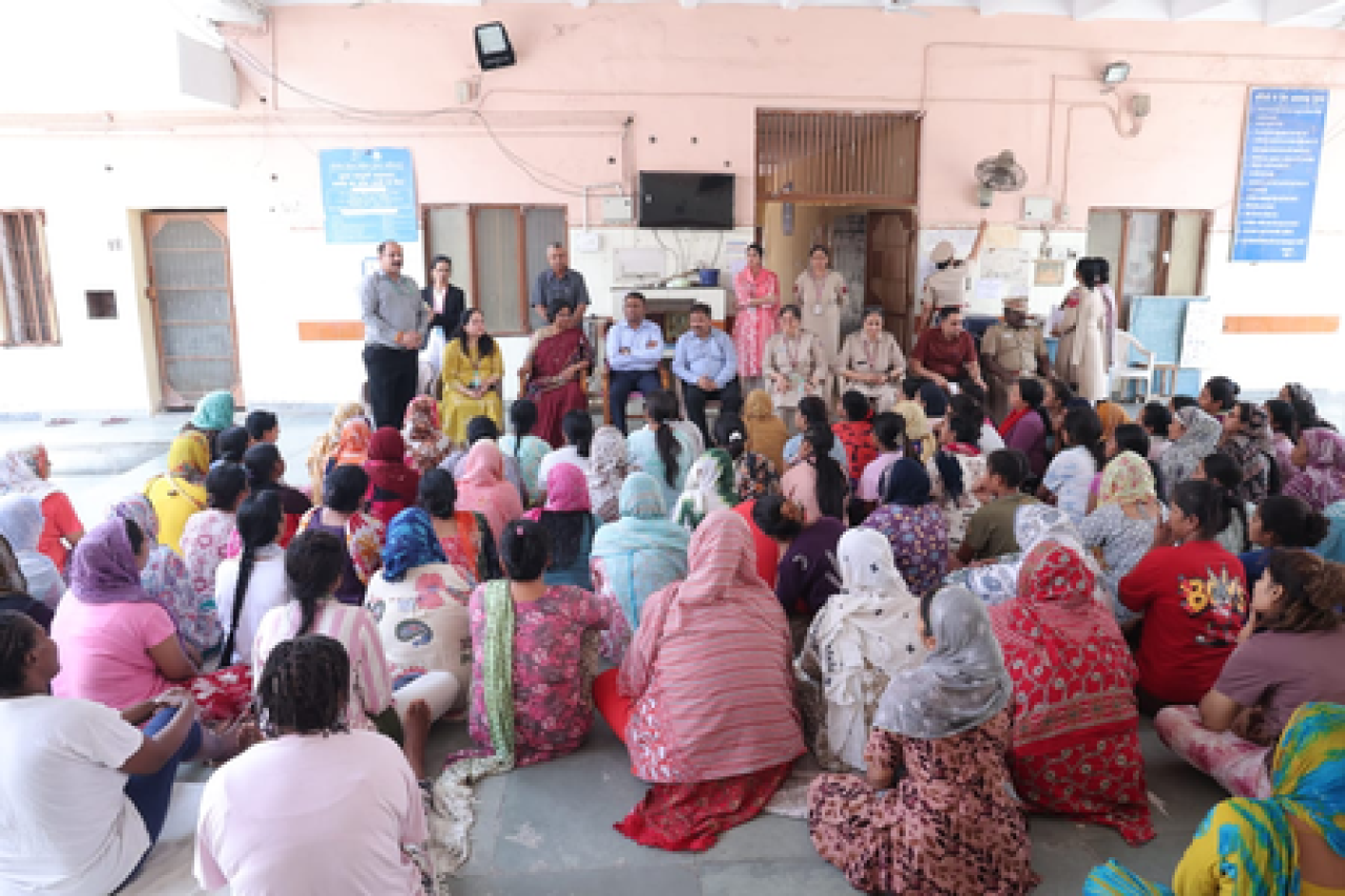 तिहाड़ जेलमध्ये एनसीडब्ल्यू अध्यक्ष विजया राहाटकर यांचा दौरा