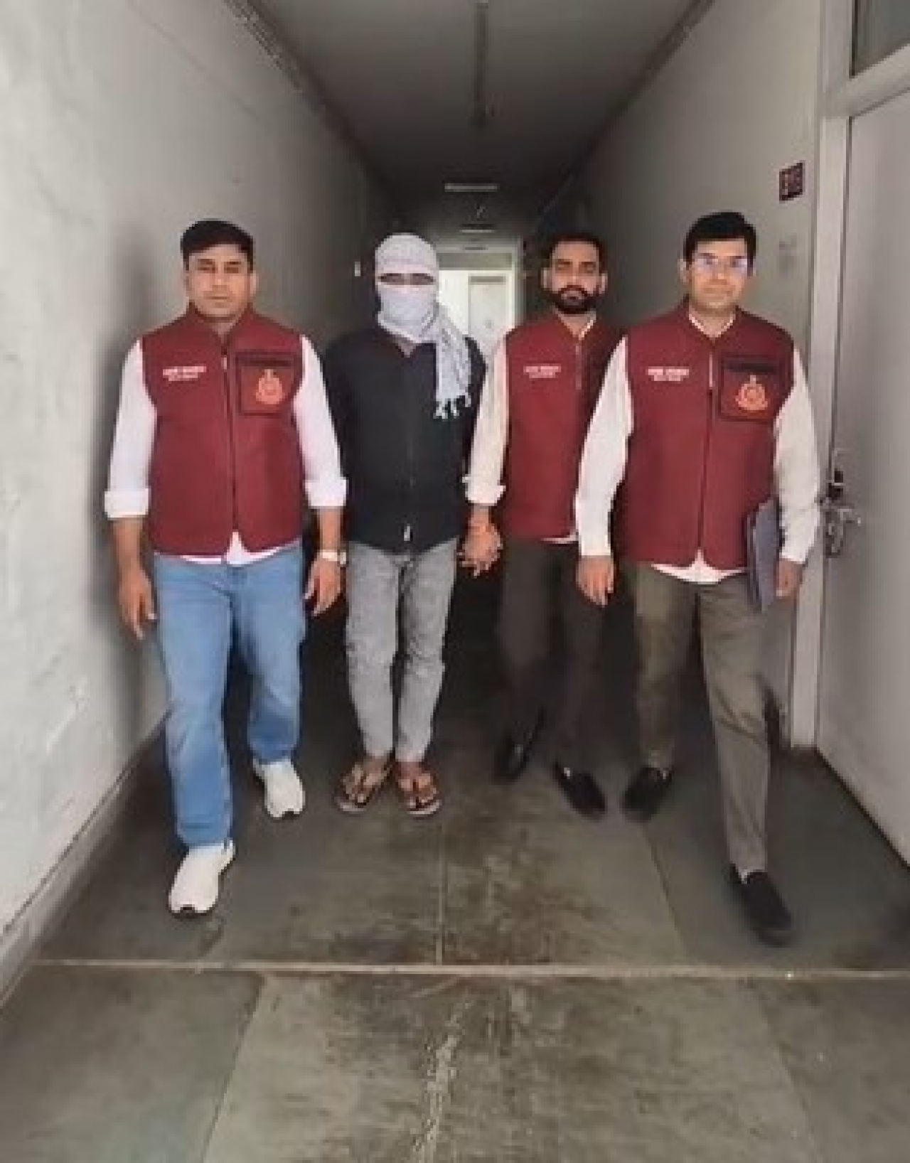 दिल्लीमध्ये नकली सिमेंट बनवणाऱ्या दोन अवैध कारखान्यांचा भंडाफोड