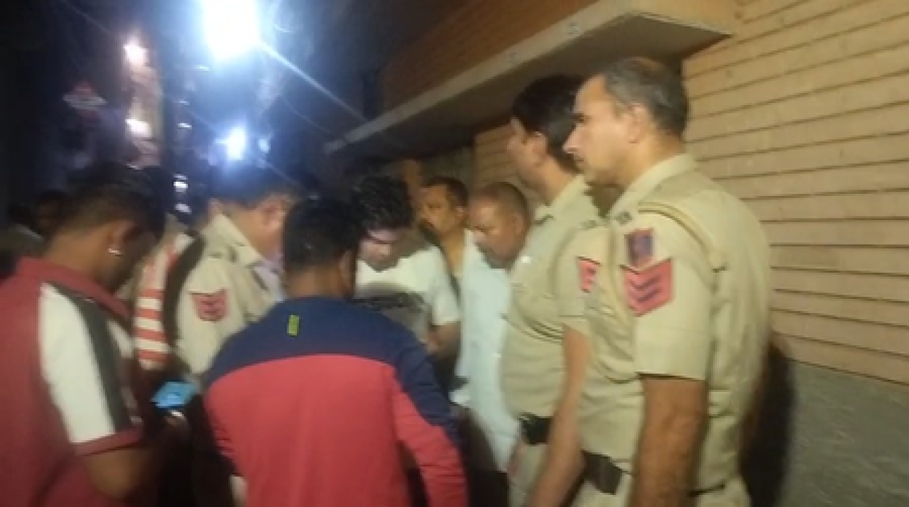 दिल्लीमध्ये मां-बेट्याची चाकूने हत्या, सब्जी विक्रेत्याच्या घरात घडली घटना