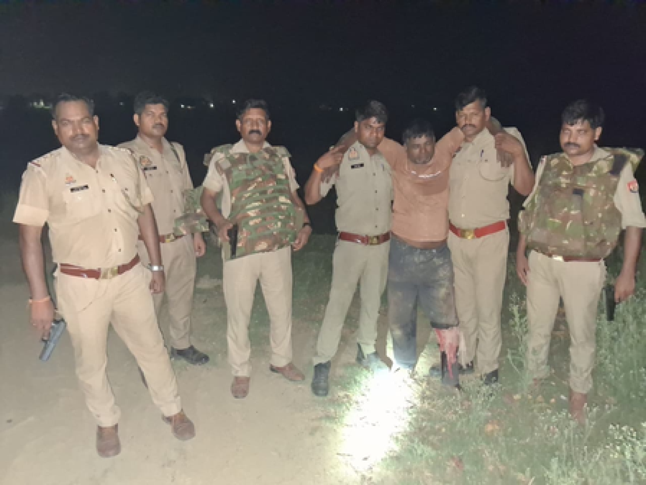देवरिया मध्ये पोलिसांची मुठभेड़, आरोपी जखमी अवस्थेत पकडला