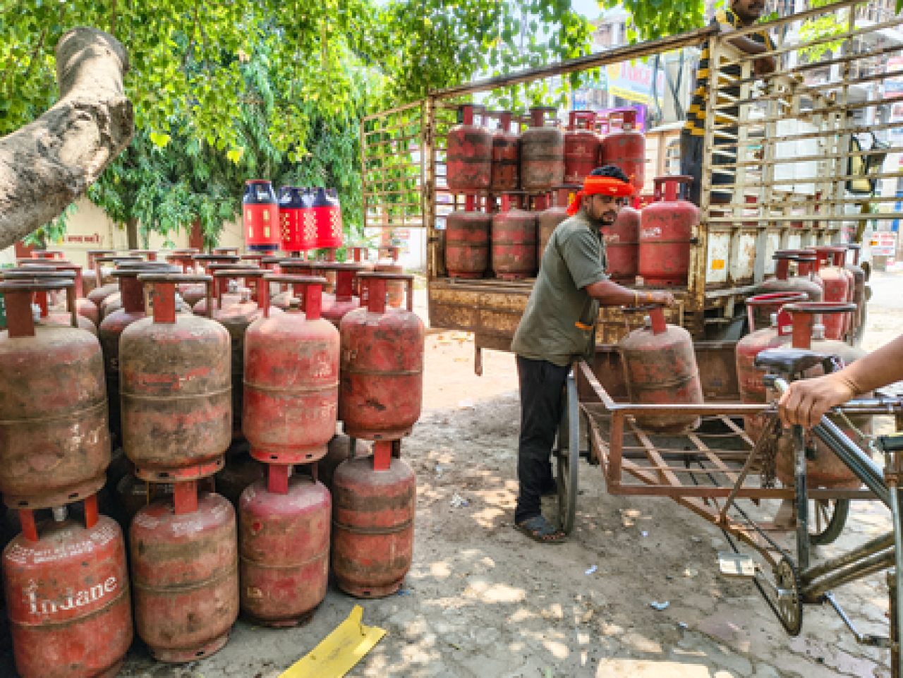 देशभरात एलपीजीची पुरवठा सामान्य, 1.72 कोटी सिलेंडर वितरित देशभरात एलपीजीची पुरवठा सामान्य, 1.72 कोटी सिलेंडर वितरित