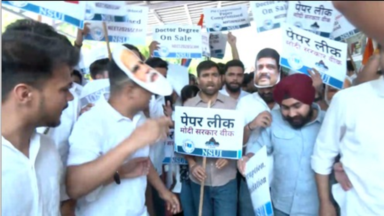 नीट यूजी 2026 पेपर लीकवर विद्यार्थ्यांचा तीव्र आक्रोश
