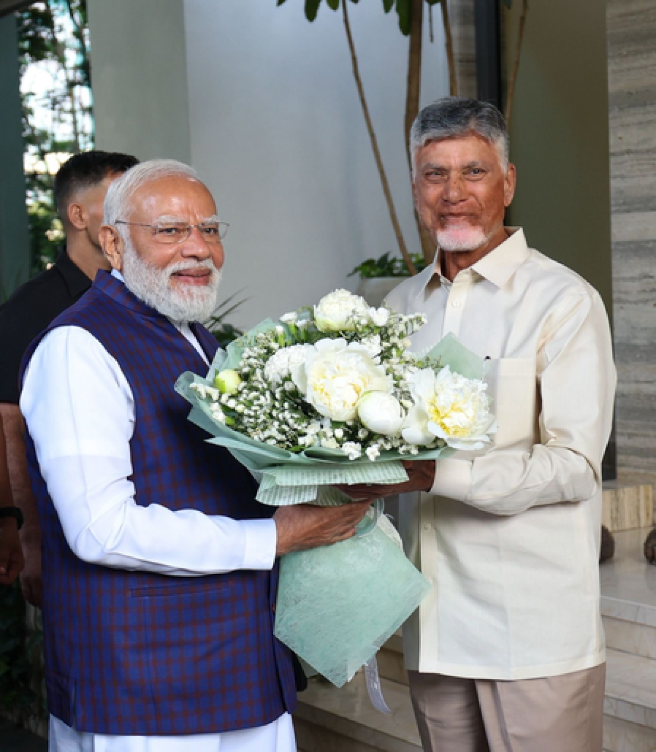पीएम मोदींची हैदराबादमध्ये चंद्रबाबू नायडू आणि पवन कल्याण यांच्याशी भेट