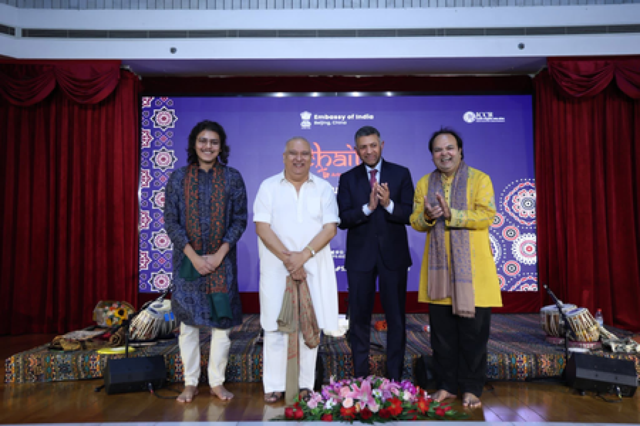 पेइचिंगमध्ये उस्ताद शुजात खान यांचा संगीताचा जादू