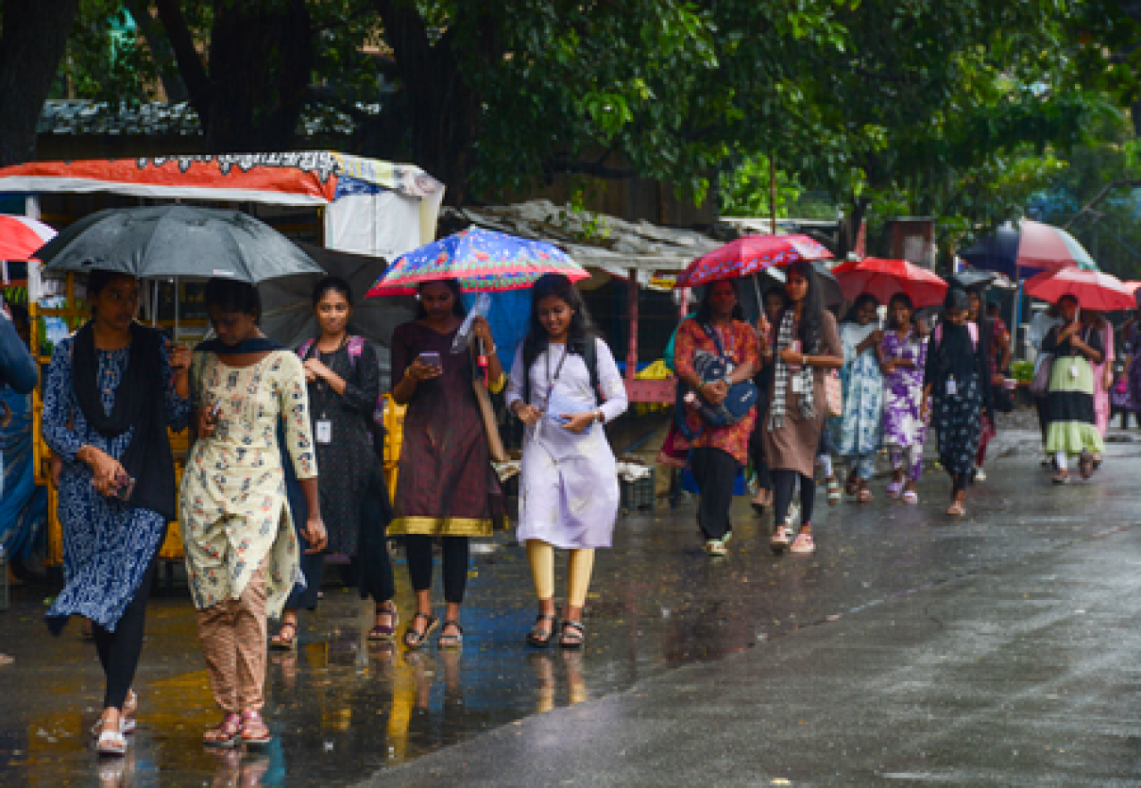 बंगालच्या खाडीतील गडद दबावामुळे तमिलनाडूत मुसळधार पाऊस बंगालच्या खाडीतील गडद दबावामुळे तमिलनाडूत मुसळधार पाऊस