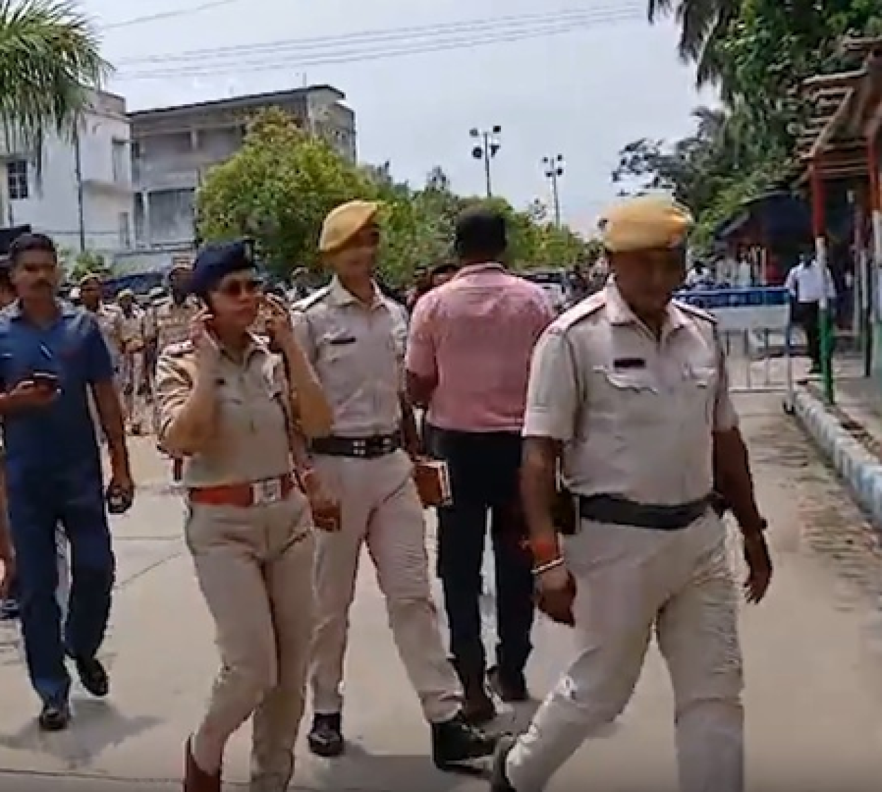 बशीरहाटमध्ये भाजपा नेत्याच्या घराबाहेर बम आणि धमकीचा पत्र सापडला