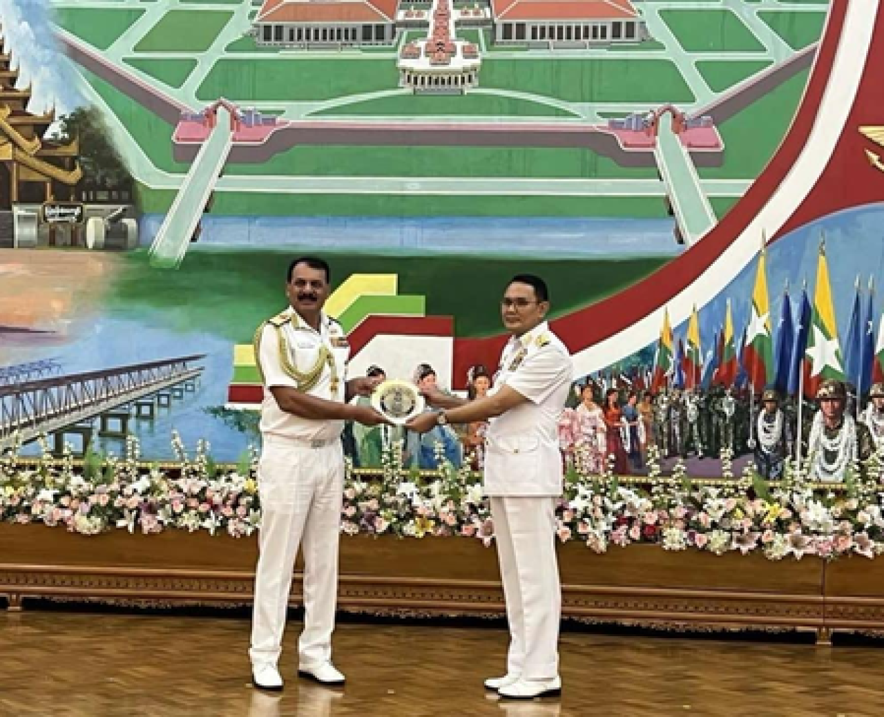 भारत-म्यांमार नौसेना सहयोग वाढविण्यासाठी एडमिरल त्रिपाठींची महत्त्वाची बैठक