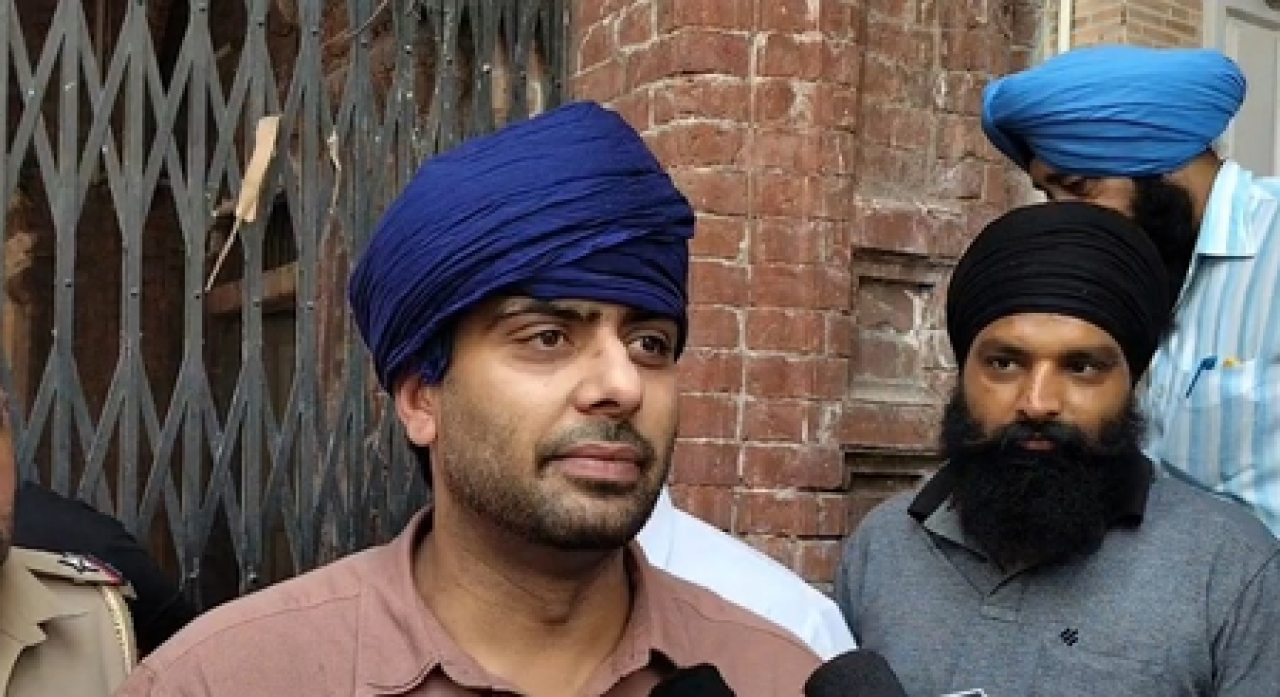 मनकीरत औलख स्वर्ण मंदिरात माथा टेकण्यासाठी पोहोचले