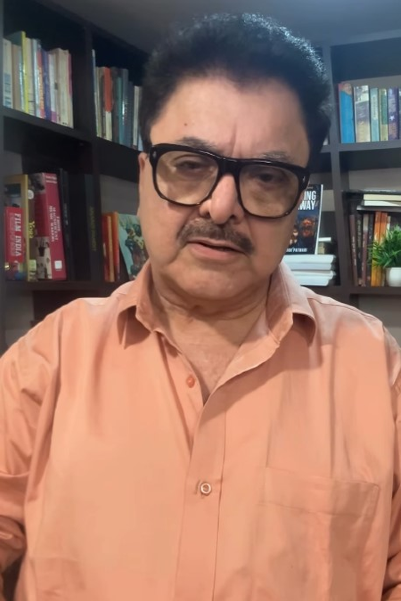 ममता बनर्जीचा इस्तीफा न देण्याचा निर्णय, राम गोपाल वर्मा आणि अशोक पंडित यांचा आरोप