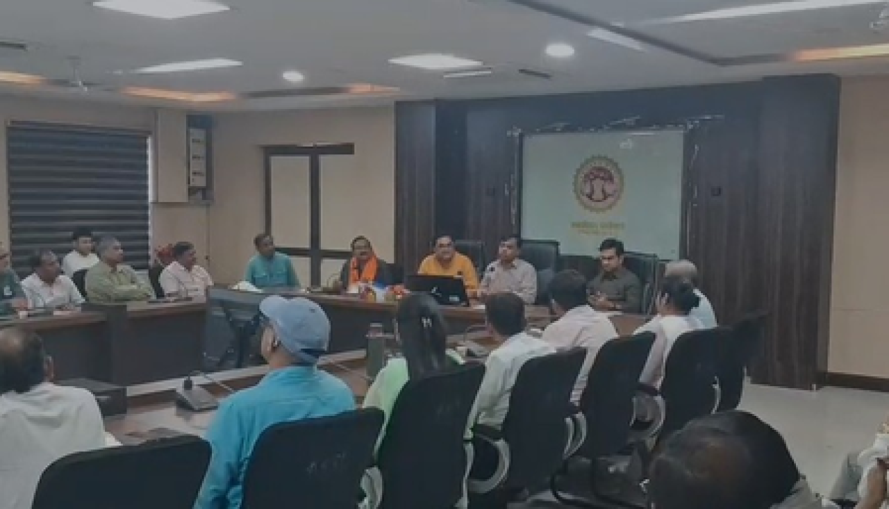 रीवा कलेक्टर आणि कर्मचार्यांमध्ये विवाद संपला, बैठक घेतली