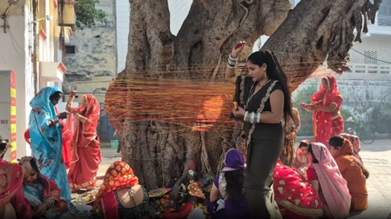 वट सावित्री व्रत: सुहागिन महिलांनी केली बरगदाच्या वृक्षाची पूजा