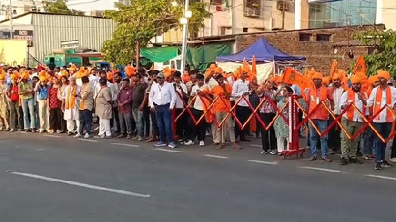 वडोदरा मध्ये पीएम मोदींचा भव्य रोड शो, उत्साहाची लहर