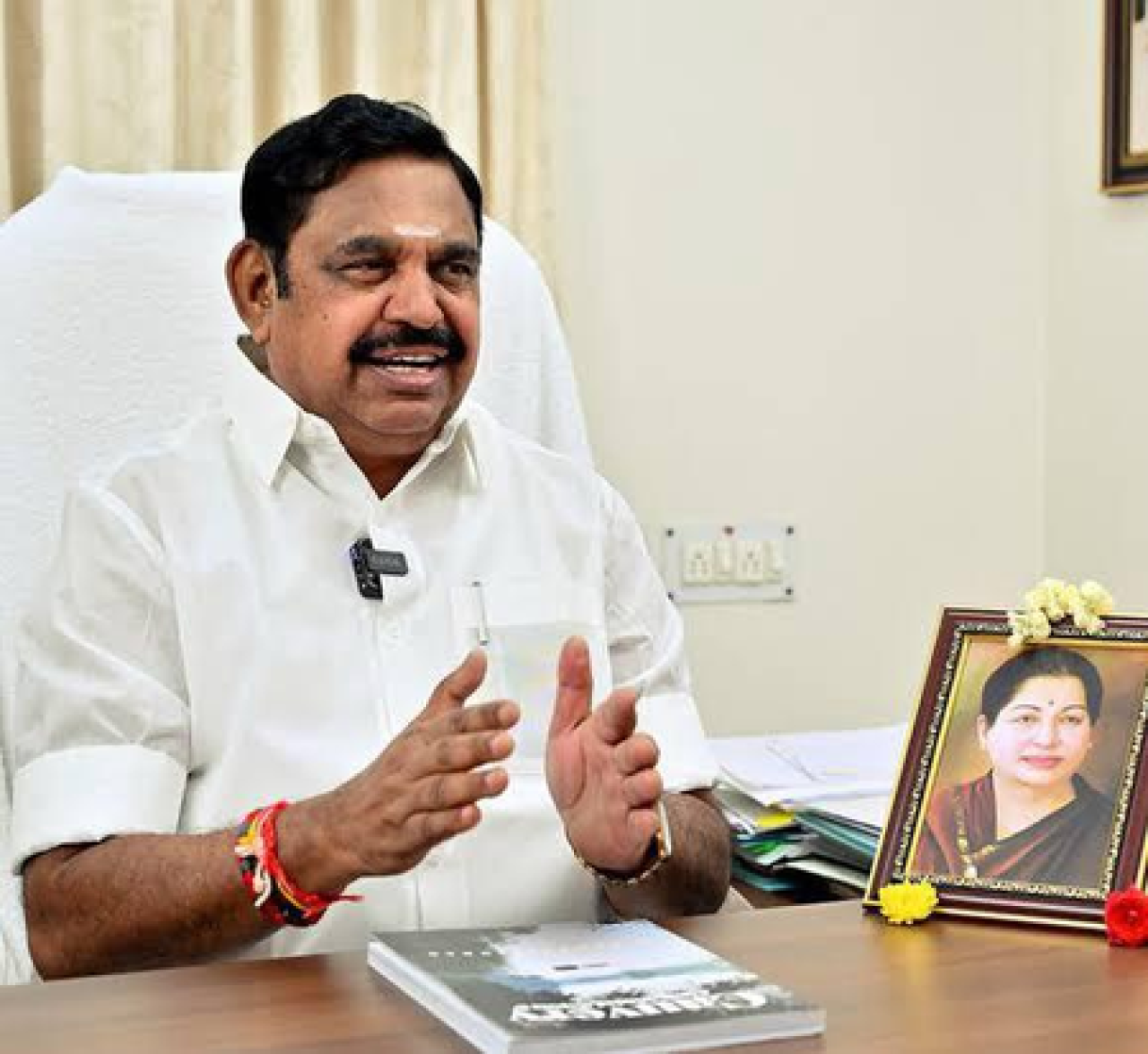 विजयच्या पार्टीला बाह्य समर्थन मिळवण्यासाठी एआयएडीएमकेची बैठक