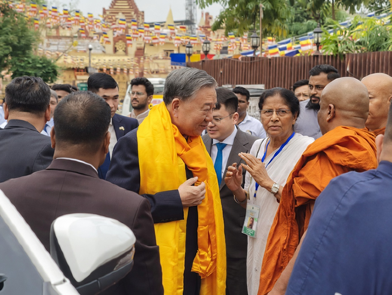 वियतनामचे राष्ट्रपति टो लाम यांनी महाबोधी मंदिरात प्रार्थना केली