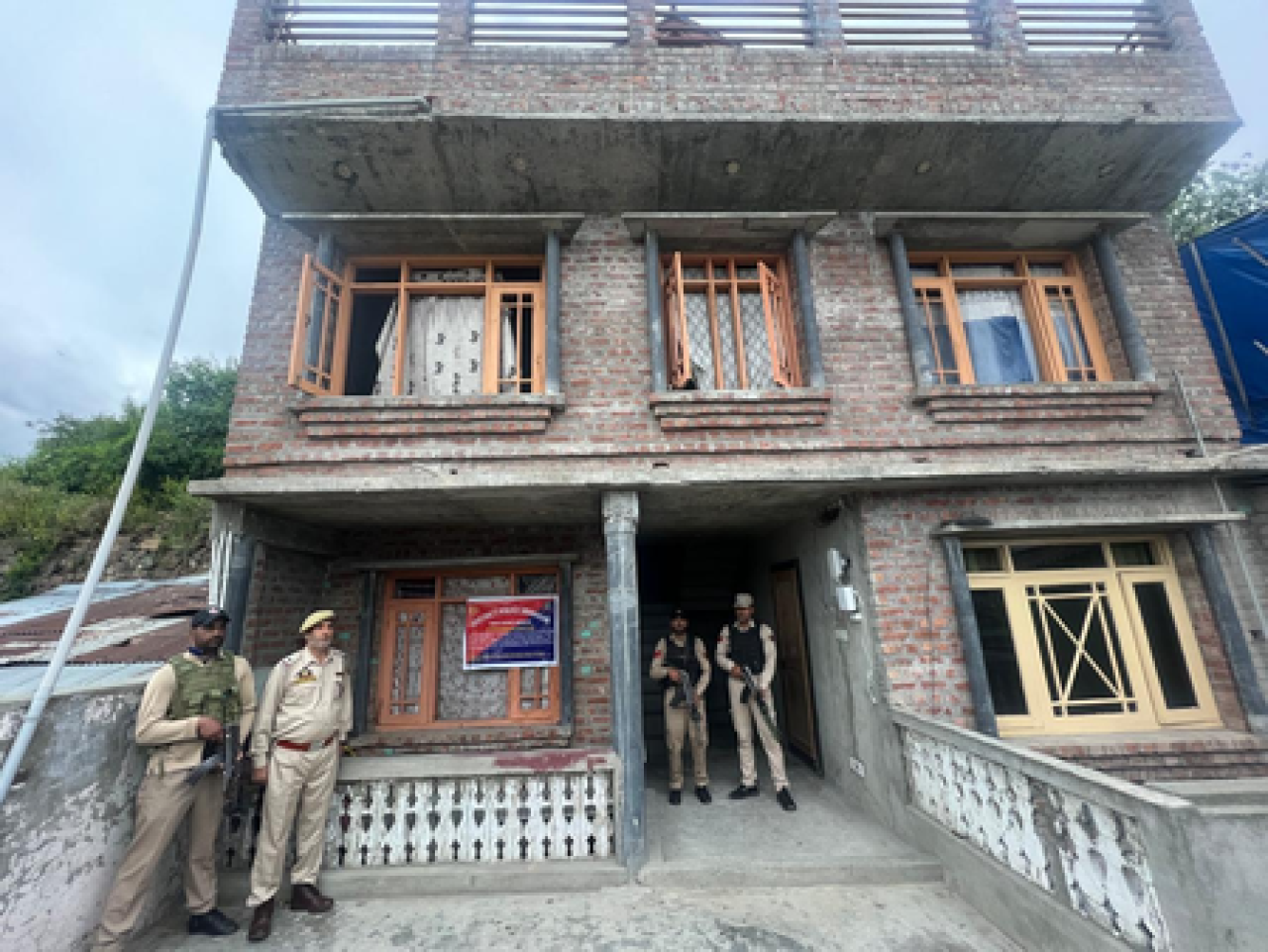 श्रीनगर पोलिसांची मोठी कारवाई, ड्रग तस्कराची १.२० कोटींची संपत्ती जप्त