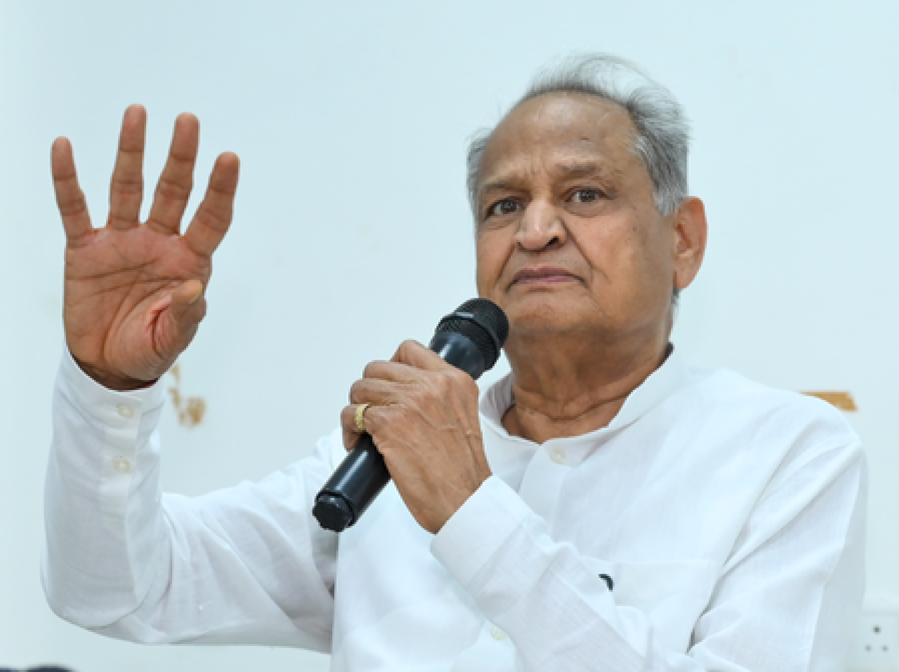 सरकारने ईंधन आणि एलपीजी पुरवठ्याबाबत सत्य सांगावे: अशोक गहलोत